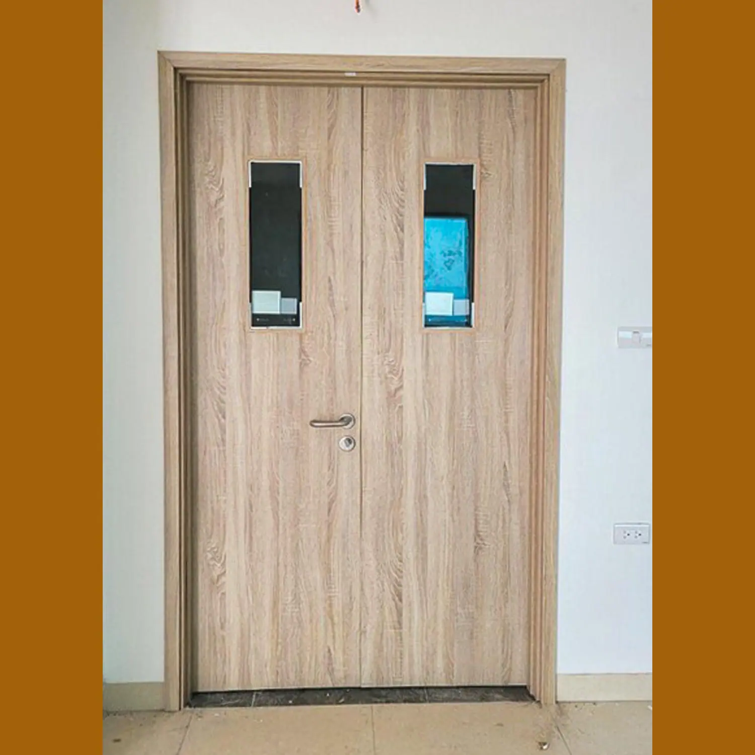 Mẫu cửa gỗ chống cháy có ô kính